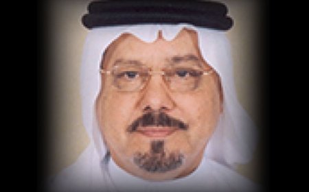El escritor árabe Ali Muhammad Al-Shurafa Al-Hammadi Escribe
