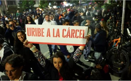 El ex presidente colombiano, Álvaro Uribe, sentenciado a 12 años de prisión domiciliaria