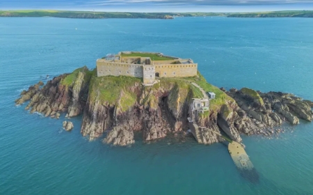 Ponen a la venta isla galesa con un fuerte del siglo XIX