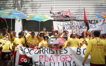 Los socorristas de Barcelona, a las puertas de la sede del PSC: el conflicto «no se soluciona con cifras mal contextualizadas»