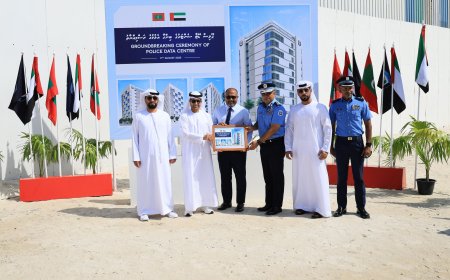 El jefe de Ciberseguridad coloca la primera piedra de un edificio de seguridad en Maldivas