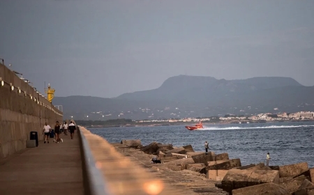 Doce migrantes desaparecidos tras saltar al agua desde una patera a 30 millas de Cabrera