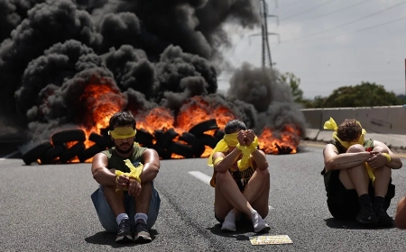 Manifestantes israelíes bloquean las carreteras del país para pedir un acuerdo de alto el fuego en Gaza