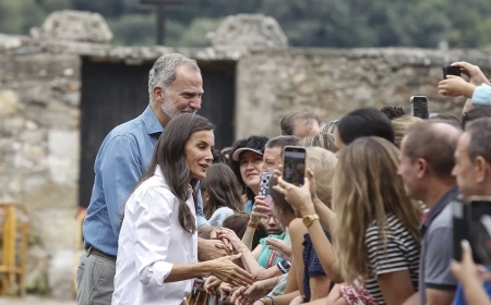 El rey, tras visitar a afectados por los incendios: «Hay mucho que hacer»