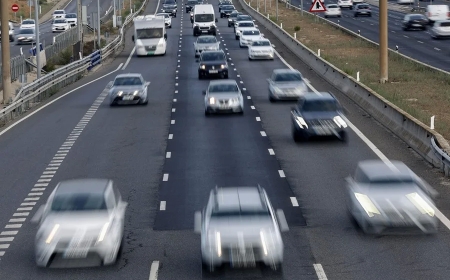 Tráfico con retenciones en la entrada a Madrid y en las carreteras a las playas andaluzas