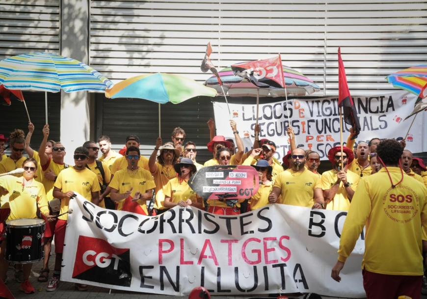 Los socorristas de Barcelona, a las puertas de la sede del PSC: el conflicto «no se soluciona con cifras mal contextualizadas»