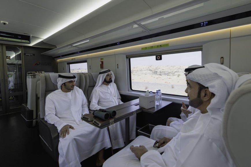 Mohammed bin Rashid viaja en el tren de pasajeros de Etihad Rail entre Dubái y Fuyaira antes de su entrada en funcionamiento en 2026