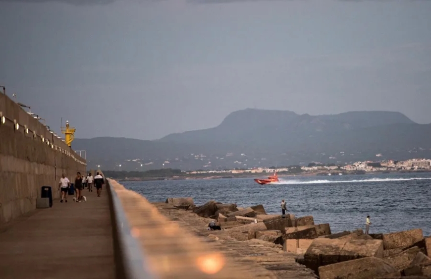 Doce migrantes desaparecidos tras saltar al agua desde una patera a 30 millas de Cabrera