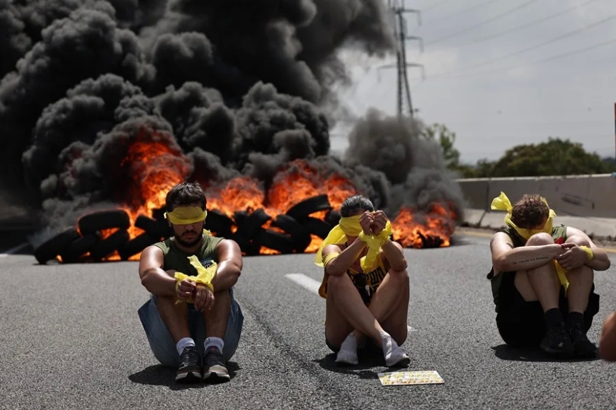 Manifestantes israelíes bloquean las carreteras del país para pedir un acuerdo de alto el fuego en Gaza