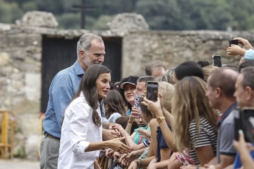 El rey, tras visitar a afectados por los incendios: «Hay mucho que hacer»