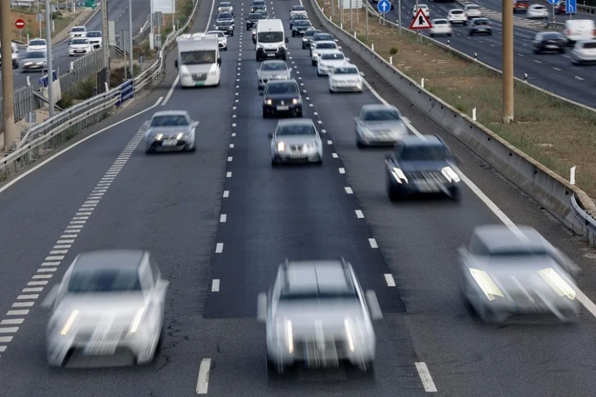 Tráfico con retenciones en la entrada a Madrid y en las carreteras a las playas andaluzas
