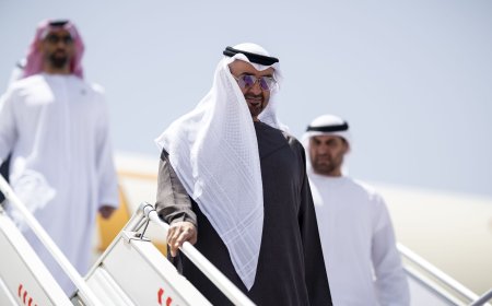 El presidente de Emiratos llega a Riad en visita fraterna, recibido por el príncipe heredero saudí