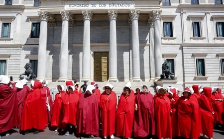 Una procesión de ‘criadas’ reclama en Madrid el fin de los vientres de alquiler