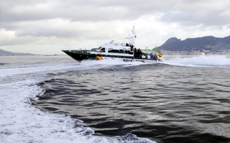 Muere un ocupante de una narcolancha al colisionar con una embarcación de la Guardia Civil en Algeciras (Cádiz)