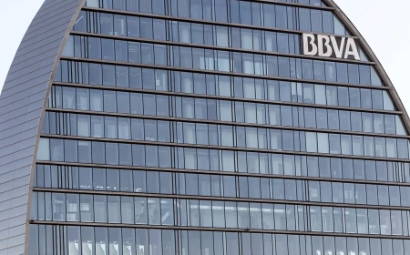 BBVA mejora su oferta un 10 % para convencer de su opa a los accionistas del Sabadell