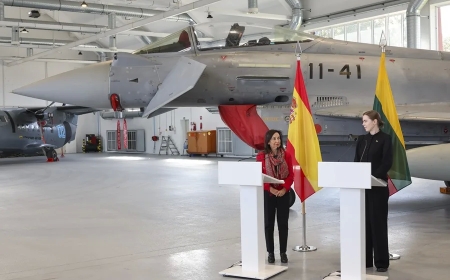 Lituania le pide a Robles que los cazas españoles pasen de disuadir a actuar tras las incursiones de drones rusos