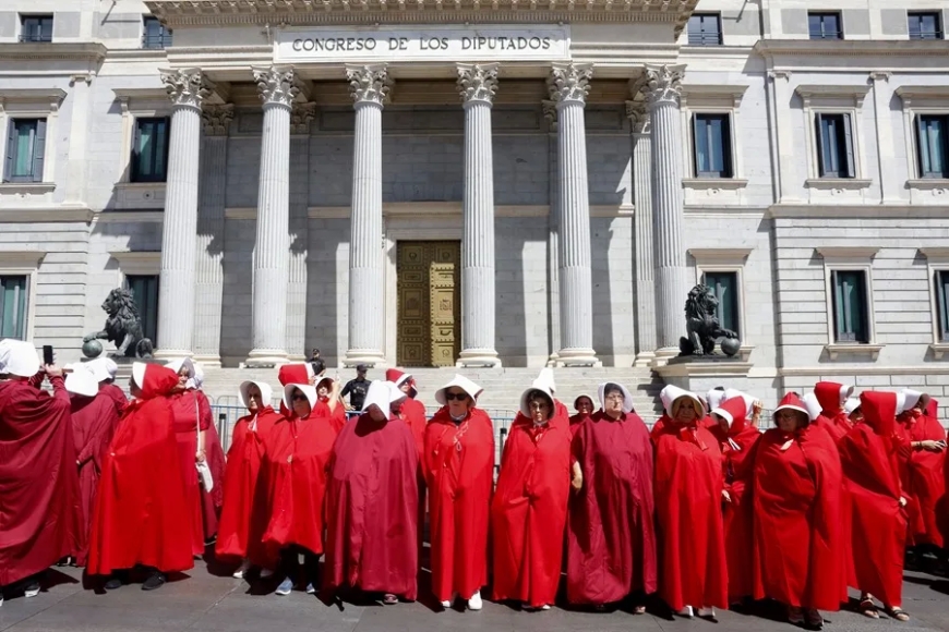 Una procesión de ‘criadas’ reclama en Madrid el fin de los vientres de alquiler