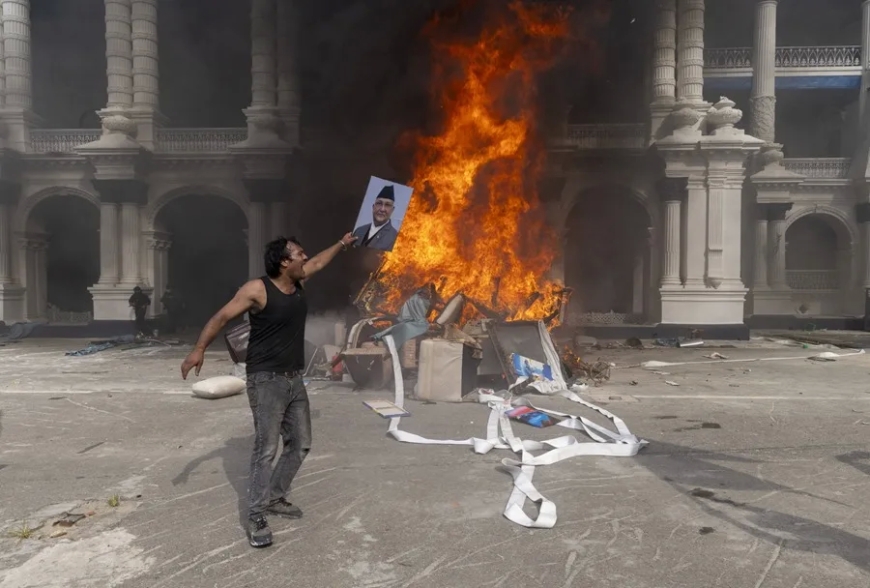 Crisis en Nepal: muere quemada la esposa de un ex primer ministro y los manifestantes incendian el Parlamento