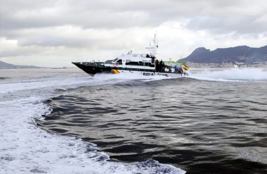 Muere un ocupante de una narcolancha al colisionar con una embarcación de la Guardia Civil en Algeciras (Cádiz)