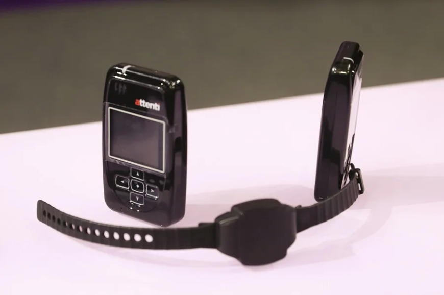 Vodafone pidió pulseras antimaltrato con mayor protección al agua tras detectar un mal uso