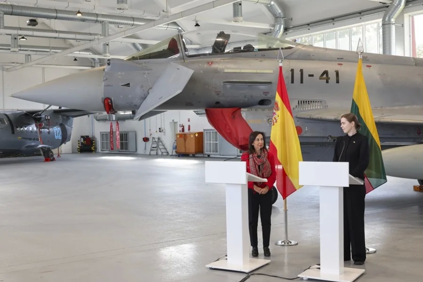 Lituania le pide a Robles que los cazas españoles pasen de disuadir a actuar tras las incursiones de drones rusos