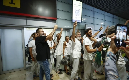 Los activistas de la flotilla denuncian malos tratos durante su detención en Israel a su llegada a España
