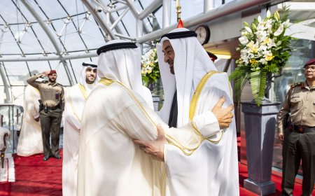 El presidente de Emiratos Árabes Unidos llega a Kuwait en visita fraternal y es recibido por el emir kuwaití