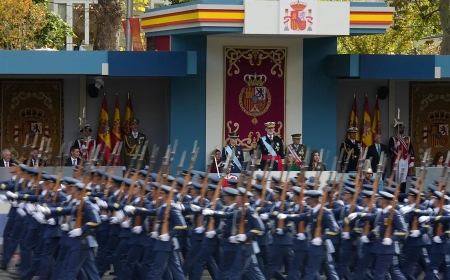Los ciudadanos arropan a las Fuerzas Armadas en un desfile más corto y con ausencias