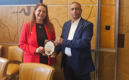 Distribución del libro El Mensaje de Paz a destacadas personalidades internacionales en el Seminario sobre la Fraternidad de la Universidad para la Paz de las Naciones Unidas