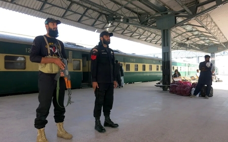 Pakistán y Afganistán acuerdan un cese al fuego inmediato durante sus negociaciones en Doha