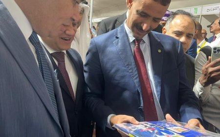 El ministro de Cultura de Mauritania elogia la obra “Lectura en las ideas de Al-Shurafa Al-Hammadi” durante su encuentro con Mohamed Fathi El-Sherif en la Feria Internacional del Libro de Nuakchot