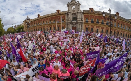 Miles de personas protestan en Sevilla contra los fallos en los cribados de cáncer de mama