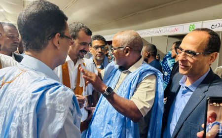 Los ministros de Cultura y de Asuntos Islámicos de Mauritania visitan el pabellón de la Fundación Mensaje de Paz en la Feria Internacional del Libro de Nuakchot, en medio de una gran afluencia durante las últimas horas del evento