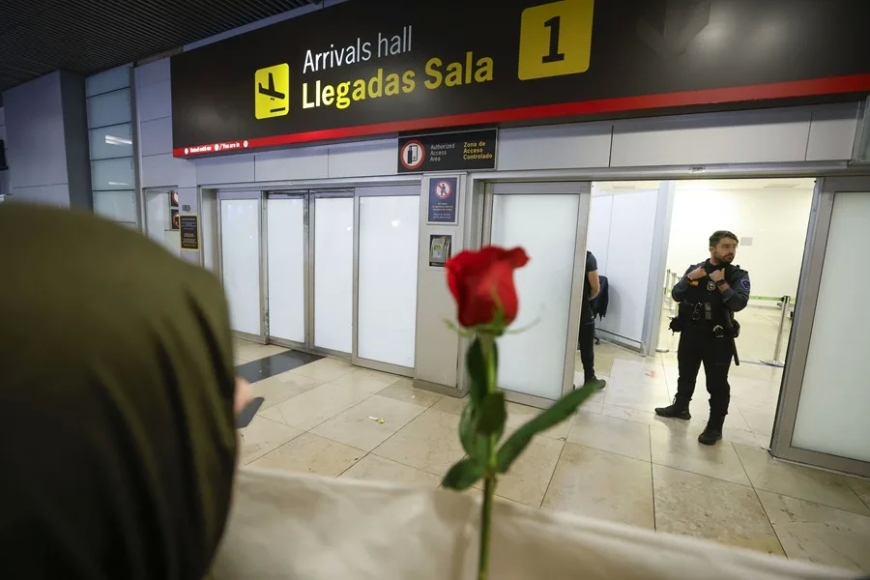 Exteriores afirma que los 28 españoles de la flotilla detenidos podrán salir hoy de Israel