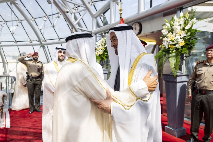 El presidente de Emiratos Árabes Unidos llega a Kuwait en visita fraternal y es recibido por el emir kuwaití