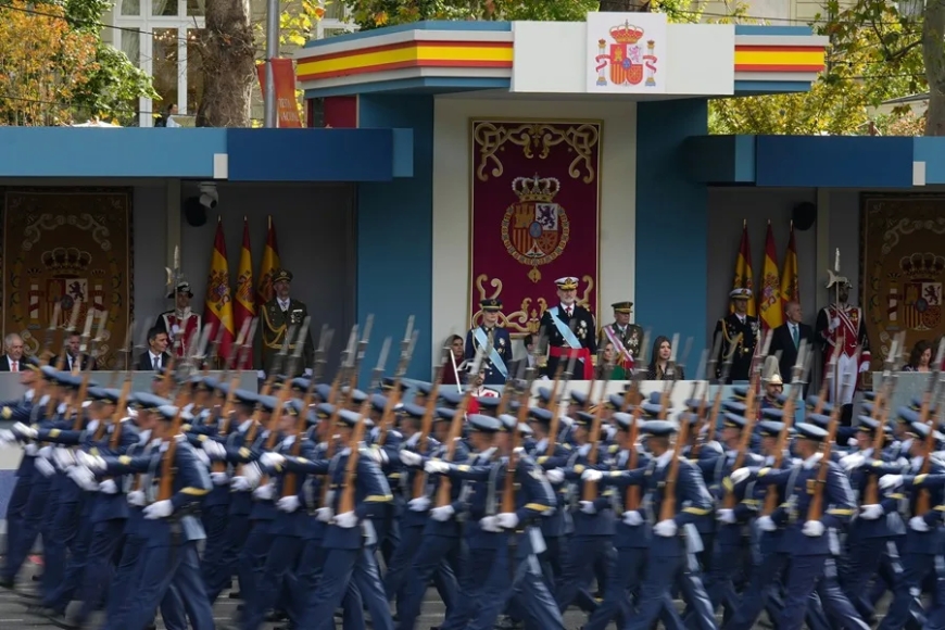 Los ciudadanos arropan a las Fuerzas Armadas en un desfile más corto y con ausencias