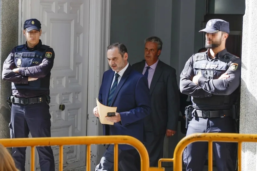 El juez mantiene en libertad al exministro Ábalos pese a apreciar un cierto riesgo de fuga