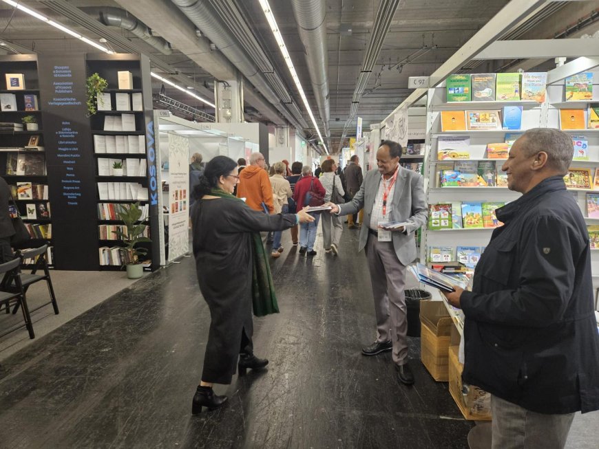 Continuación de la distribución de las publicaciones de la Fundación Mensaje de Paz en la Feria Internacional del Libro de Fráncfort