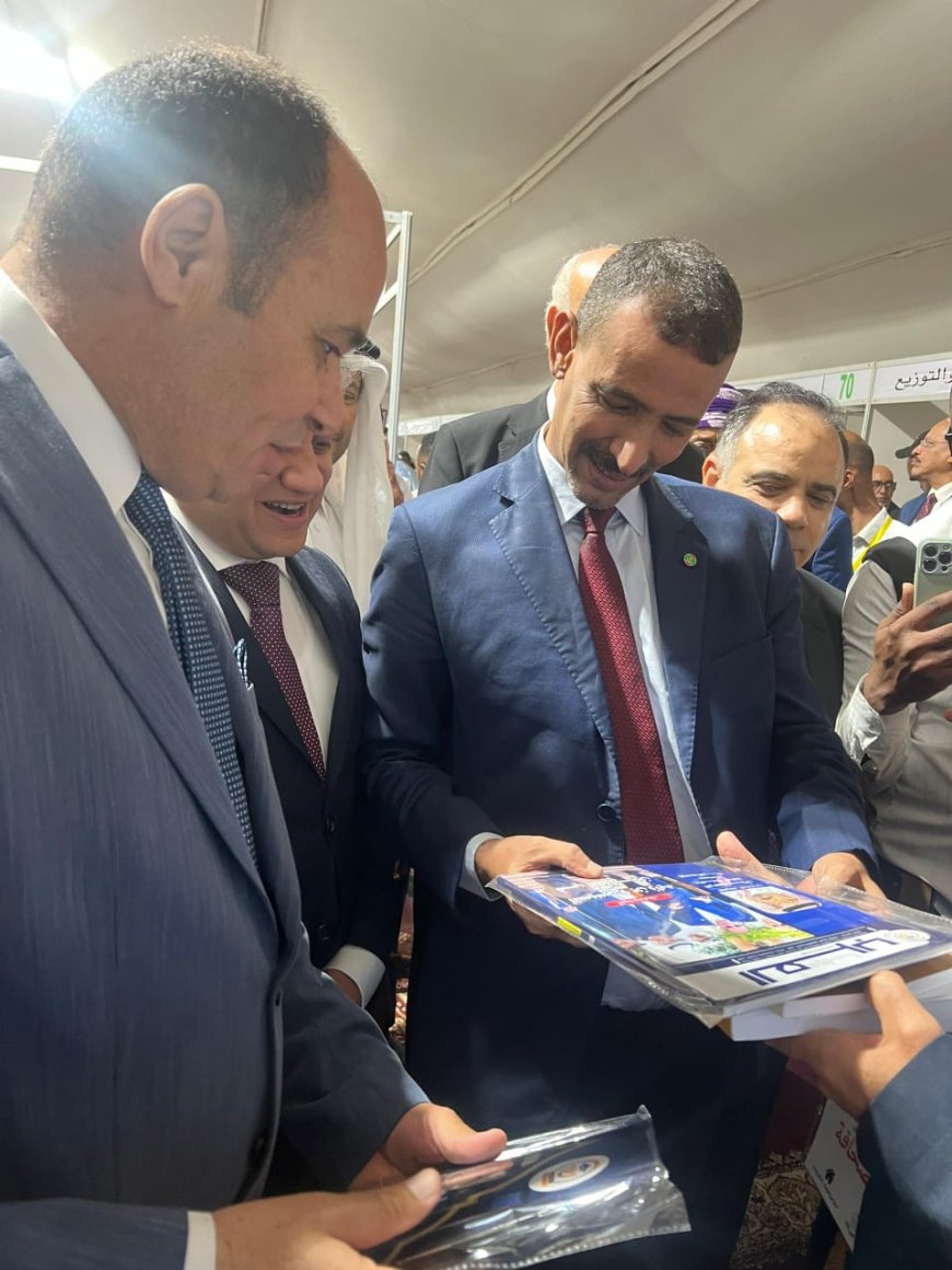 El ministro de Cultura de Mauritania elogia la obra “Lectura en las ideas de Al-Shurafa Al-Hammadi” durante su encuentro con Mohamed Fathi El-Sherif en la Feria Internacional del Libro de Nuakchot
