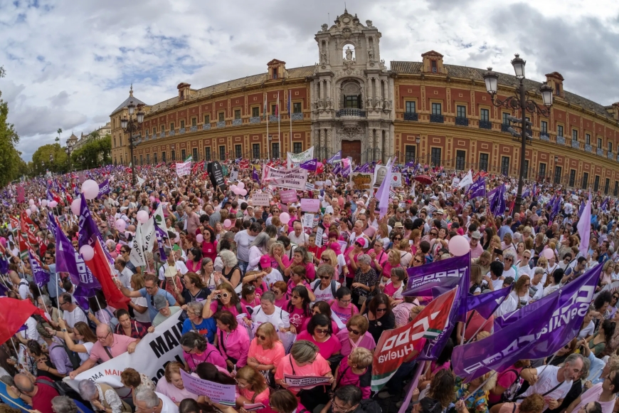 Miles de personas protestan en Sevilla contra los fallos en los cribados de cáncer de mama