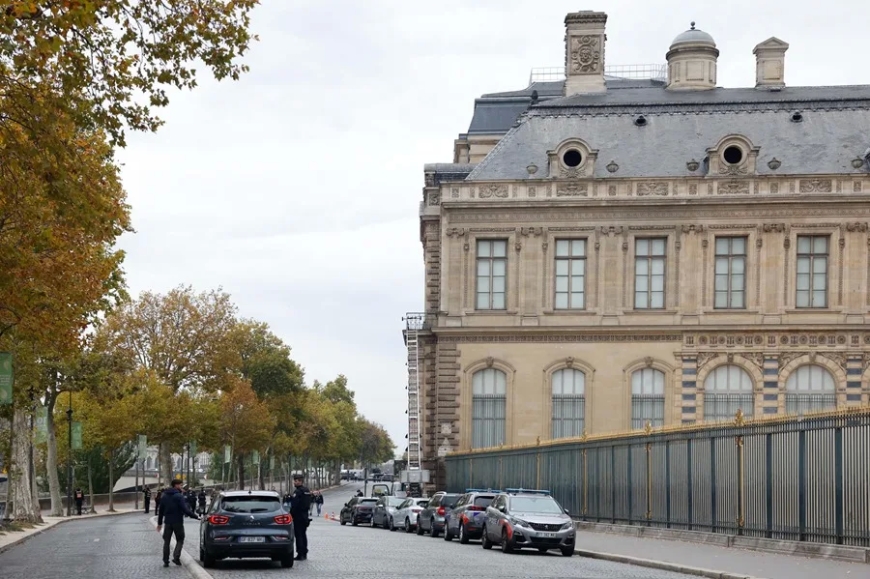 Dos sospechosos detenidos por el robo del Louvre cuando uno de ellos iba a salir del país