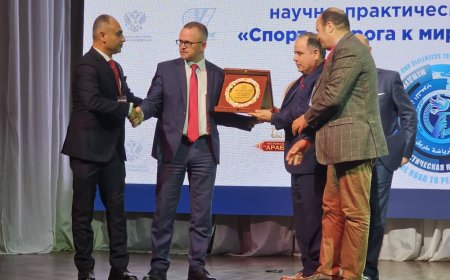 La Fundación Mensaje de Paz Global honra al presidente de la Universidad de Moscú al cierre del Congreso “El deporte, camino hacia la paz entre los pueblos”