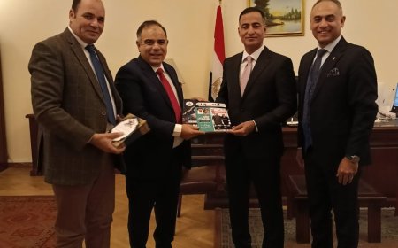 La delegación de la Fundación Mensaje de la Paz Global obsequia al embajador de Egipto en Rusia las ediciones árabe e internacional de la revista Al-Arab