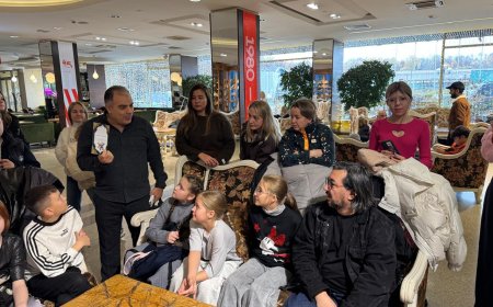 La delegación de la Fundación Mensaje de la Paz obsequia las publicaciones de Al-Shurafa Al-Hammadi a un profesor y sus alumnos en su residencia en Moscú