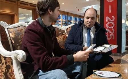 La delegación de la Fundación Mensaje de la Paz obsequia al director ruso Alyshenka Fargov las publicaciones de Ali Muhammad Al-Shurafa Al-Hammadi