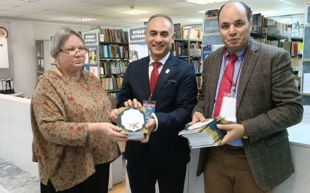La delegación de la Fundación Mensaje de la Paz Global obsequia a la Biblioteca de la Universidad Federal de Moscú las publicaciones de Al-Shurafa Al-Hammadi