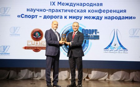 El profesor Mohamed Yehia Ghaida entrega la placa de la Universidad de Mansoura al presidente del comité organizador del Congreso Internacional “El deporte como camino hacia la paz entre los pueblos”