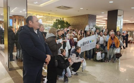 La delegación de “Mensaje de la Paz” concluye su visita a Moscú con un encuentro con un grupo de estudiantes y les obsequia obras de Al Sharif Ali Al Sharif Al Hammadi