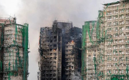 Ascienden a 55 los muertos y 279 desaparecidos en el peor incendio de Hong Kong en 30 años, ya «bajo control total»