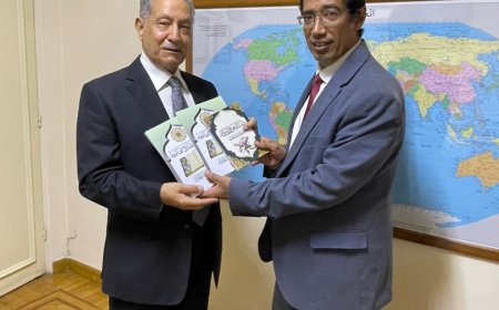 El Dr. Abu al-Fadl Al-Isnawi entrega al exviceministro de Asuntos Exteriores las obras del pensador árabe Ali Al-Sharafaa